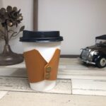 キャメル色のヌメ革のカフェカップホルダー