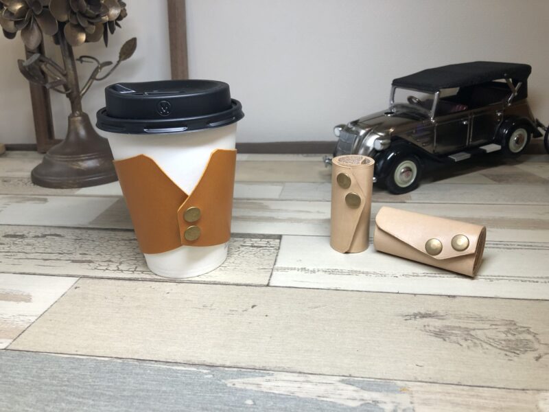 キャメル色のヌメ革とアイボリー色のヌメ革のカフェカップホルダー