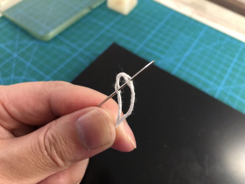 レザークラフト　糸を針にセットする方法８