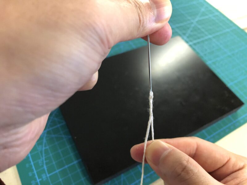 レザークラフト　糸を針にセットする方法４