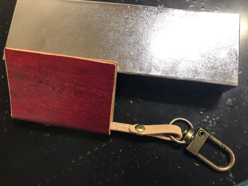 赤い革で作った本の形のキーホルダー
