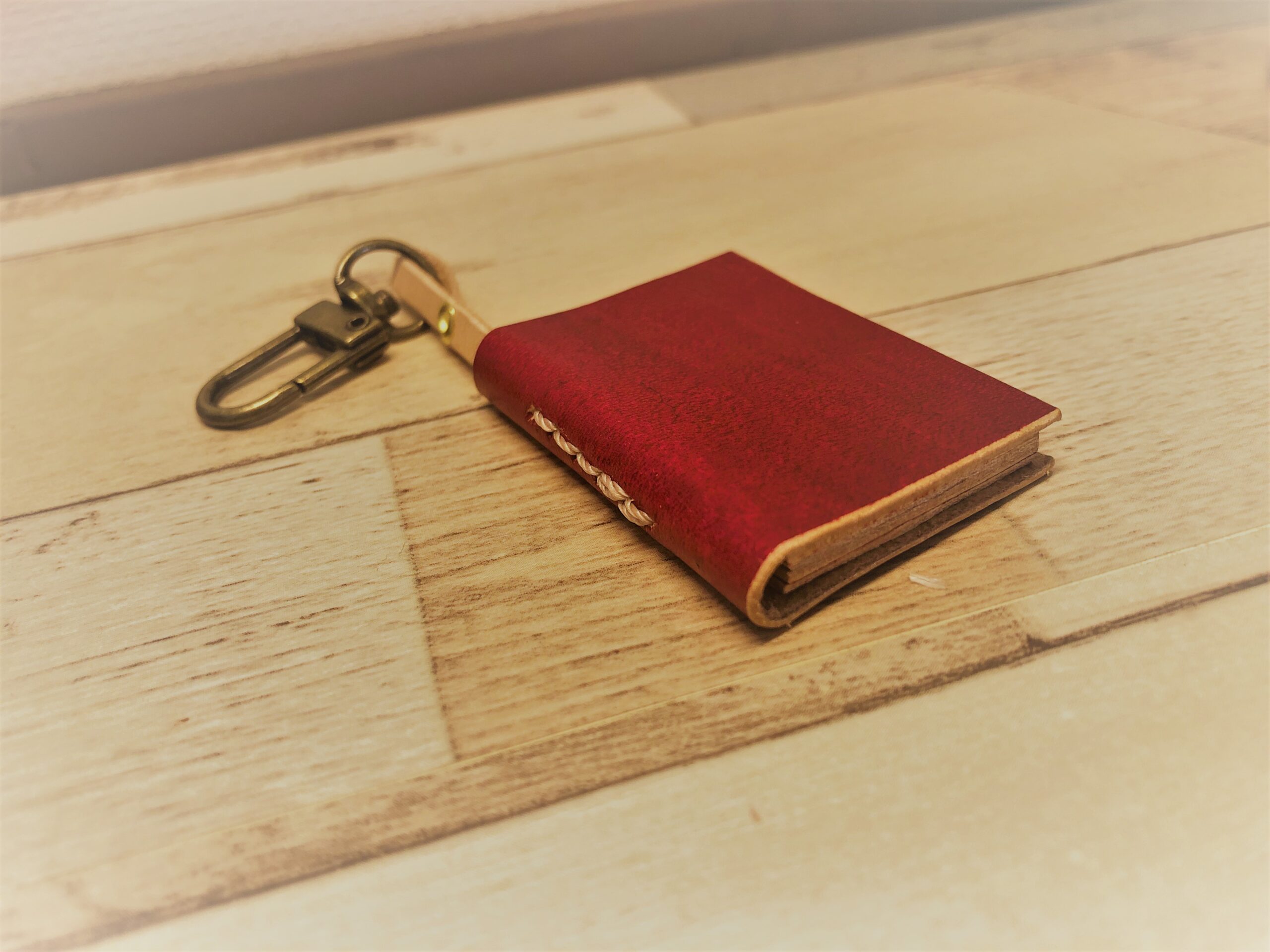 赤い革で作った「本の形のキーホルダー」２