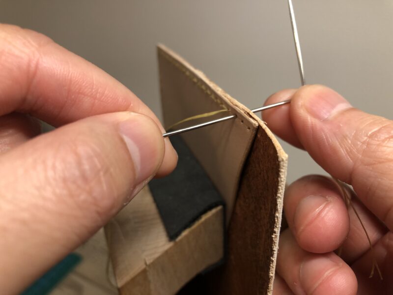 ヌメ革2枚をシニュー糸で縫い合わせているところ