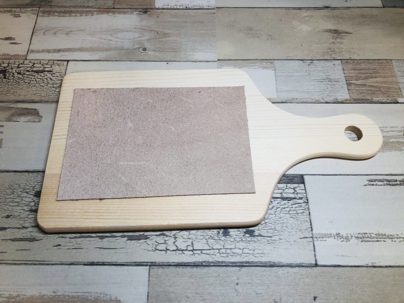 床面を表側にして木の板に革を貼り付ける