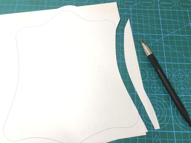 型紙の曲線を上手く切れるデザイナーナイフ