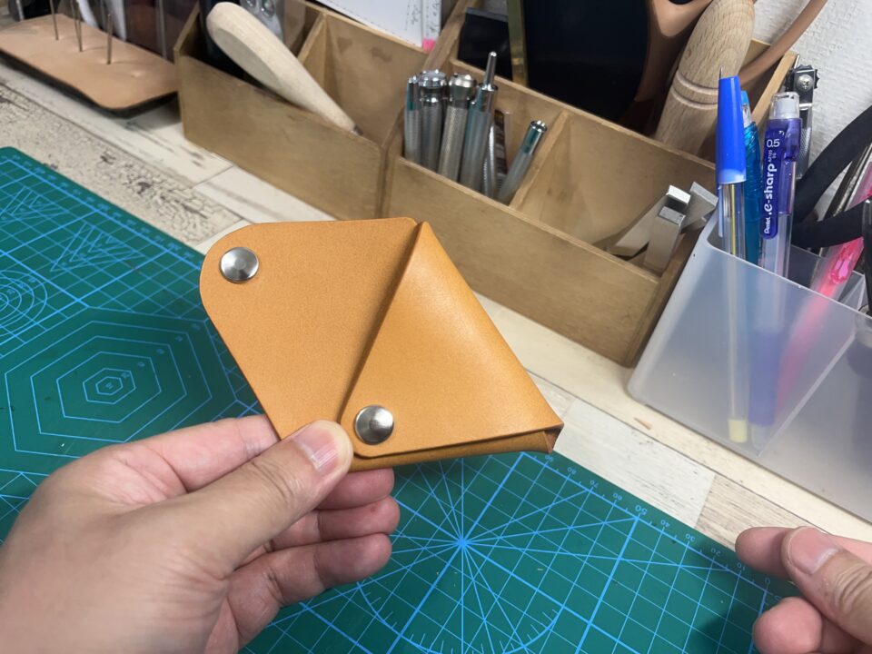 レザー・革の三角コインケースの折り方③