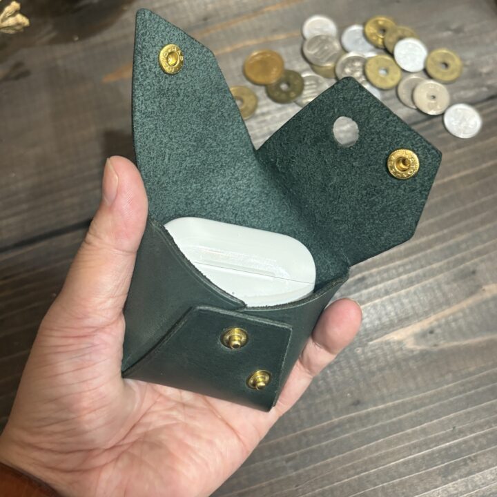 イヤホン（AirPodsなど）も入るコインケース
